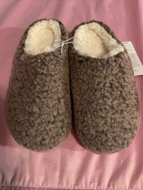 Rock dove Plush Sherpa womens slippers Size 5-6 New In Box